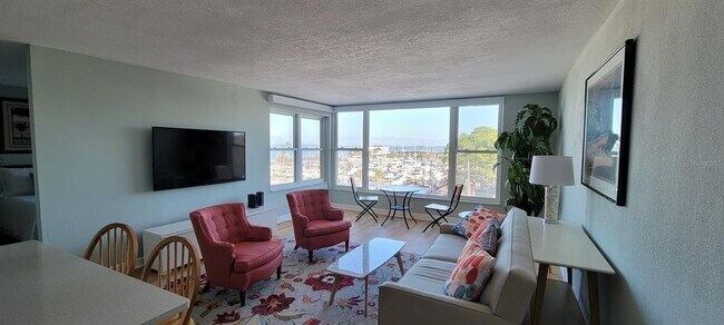 Building Photo - 632 Edgewater Dr