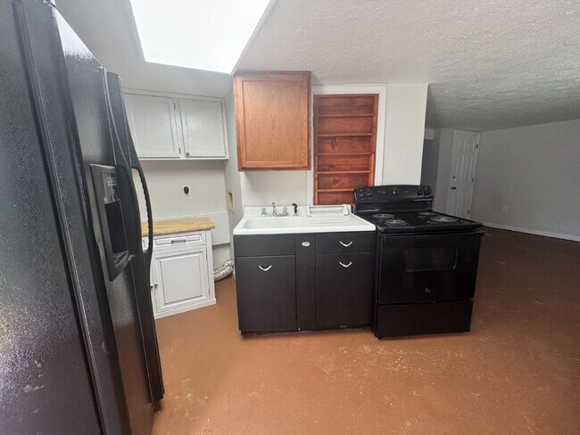 Building Photo - Efficiency 1 Bedroom Apartment in Chicopee...