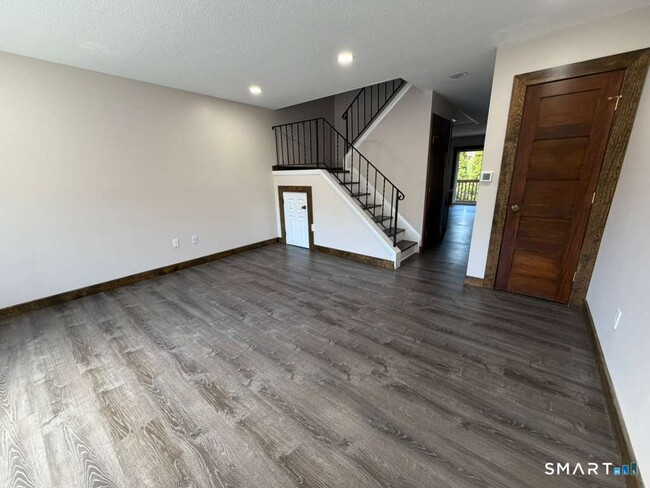 Building Photo - 35 Leslie Rd