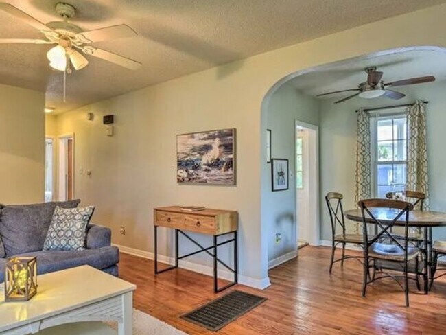 Building Photo - 2 Bedroom Home Walking Distance to Beach