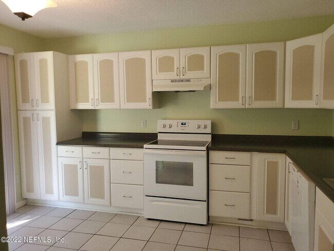 Building Photo - 2300 Twelve Oaks Dr
