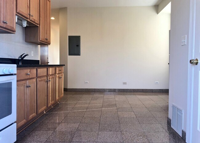 Building Photo - 4654 N Avers Ave