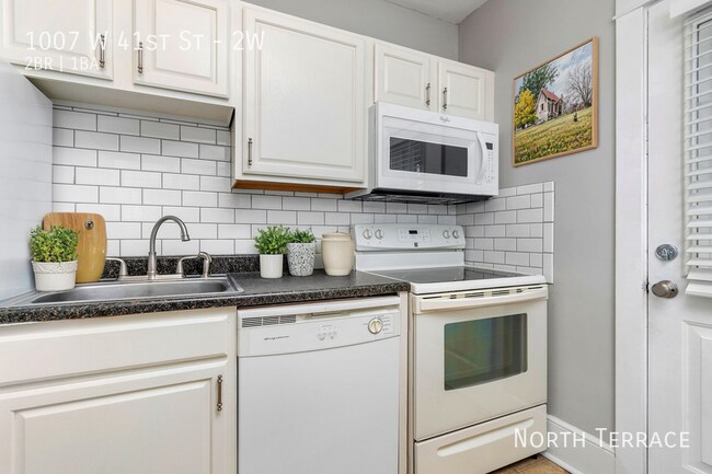 Foto del edificio - 1007 W 41st St