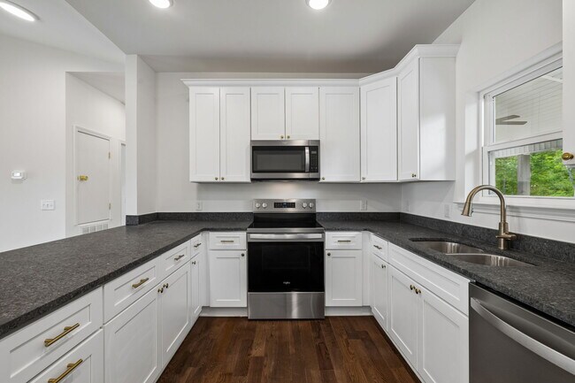 Building Photo - 551 Skyview Dr