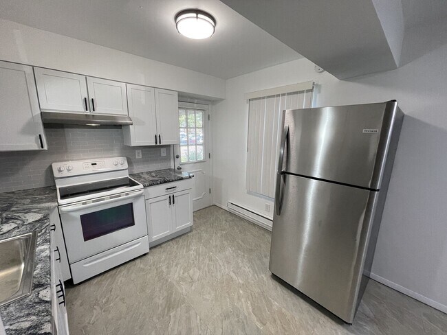 Building Photo - 800 Dumont Place