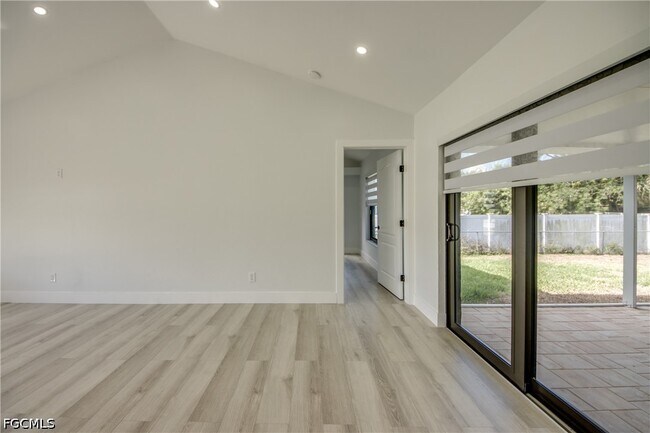Building Photo - 412 NE 17th Pl