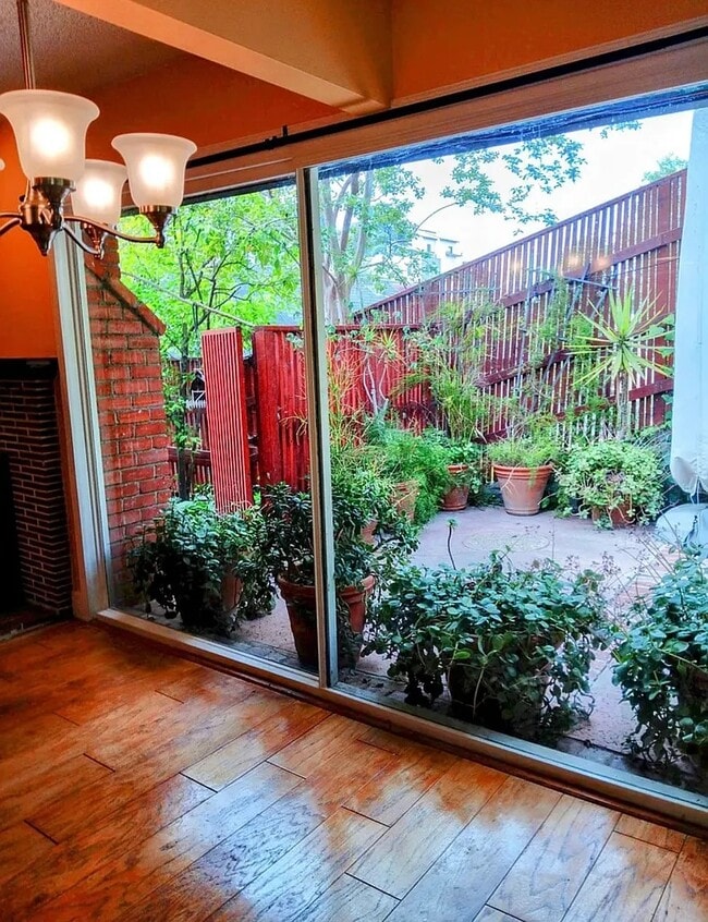 Foto del edificio - 3392 Barham Blvd