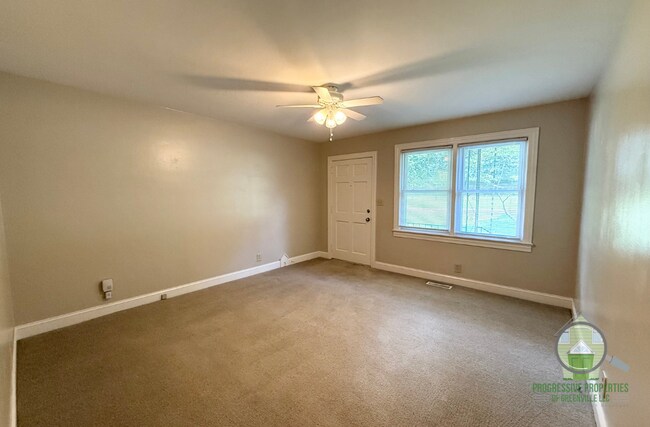 Foto del edificio - 121A White Oak Dr