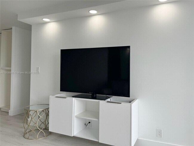 Foto del edificio - 3140 S Ocean Dr