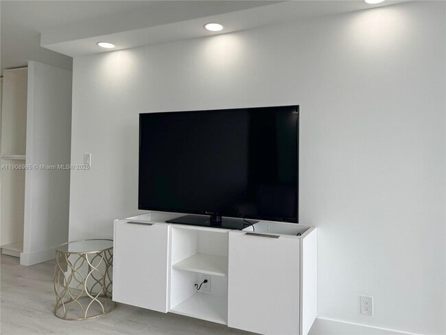 Building Photo - 3140 S Ocean Dr