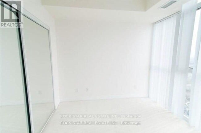 Photo du bâtiment - 4070 Confederation Pkwy