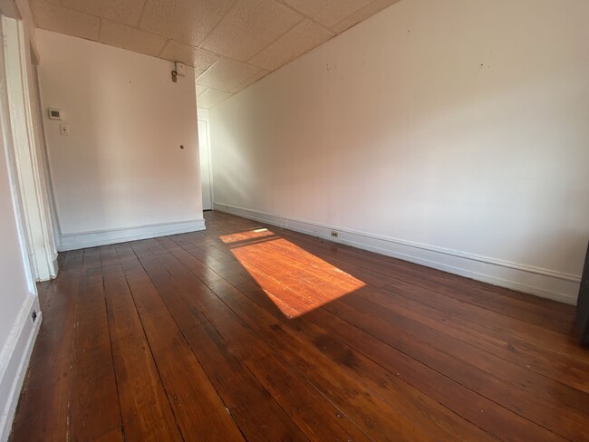 Building Photo - 1419 E Columbia Ave