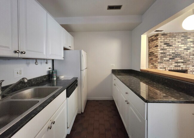 Foto del edificio - Very Spacious Lincoln Park 1 bed with HUGE...
