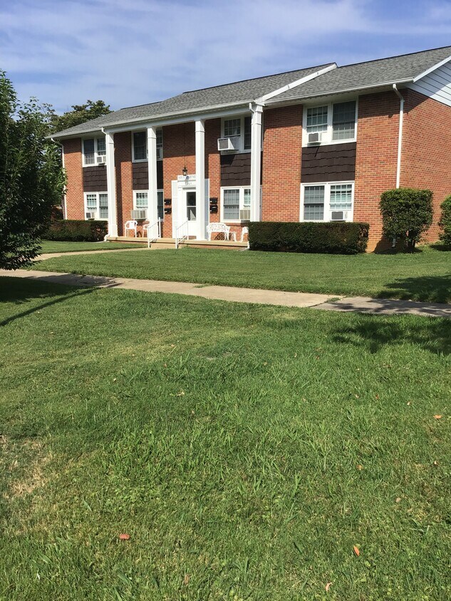 807 E Chilhowie Ave Unit 2, Johnson City, TN 37601 Apartments in