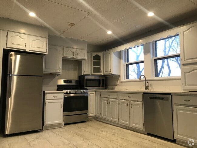 Building Photo - 15 Montvale Ave