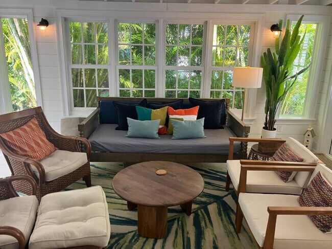Building Photo - 1 level Old town home w/heated pool, parki...