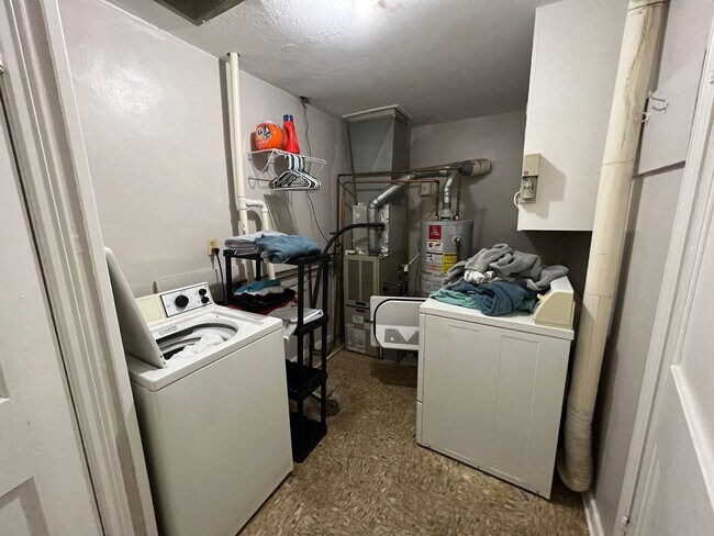 Foto del edificio - 2 Bedroom Main Floor Unit Available August 1, 2026!