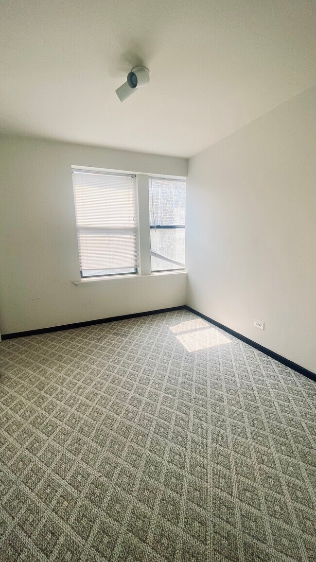 Foto del edificio - 3933 N Clarendon Ave
