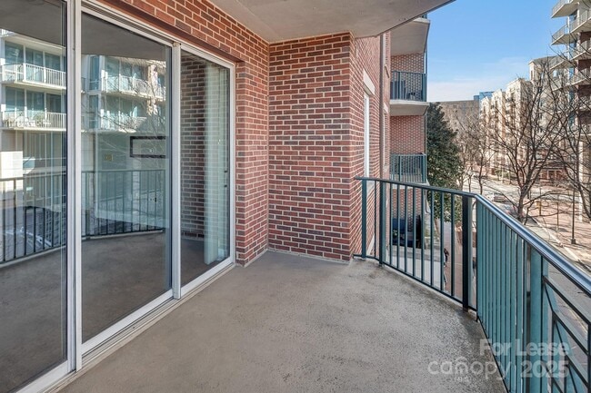 Building Photo - 300 W 5th St