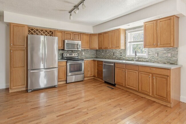 Foto del edificio - Charming 3Bed/2Bath Home Minutes from Fort Drum | Pet Friendly | Garage + Spacious Yard