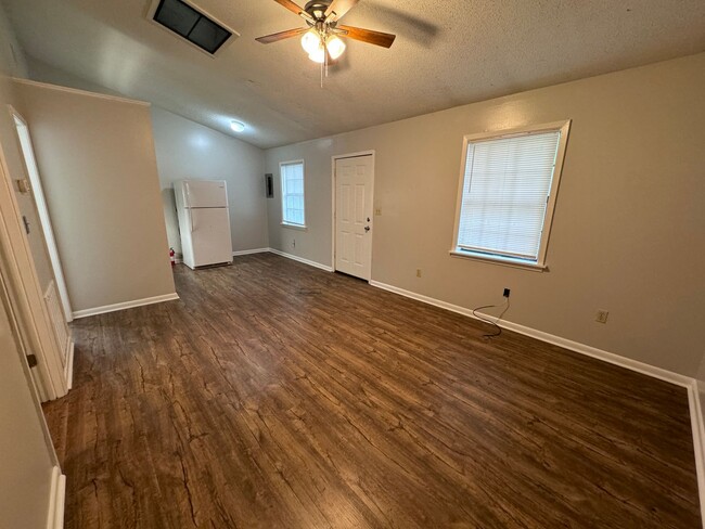 Building Photo - 1BR/1BA FOR RENT