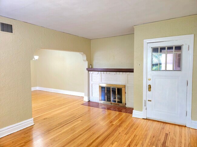 Foto del edificio - 7208 Forsyth Blvd
