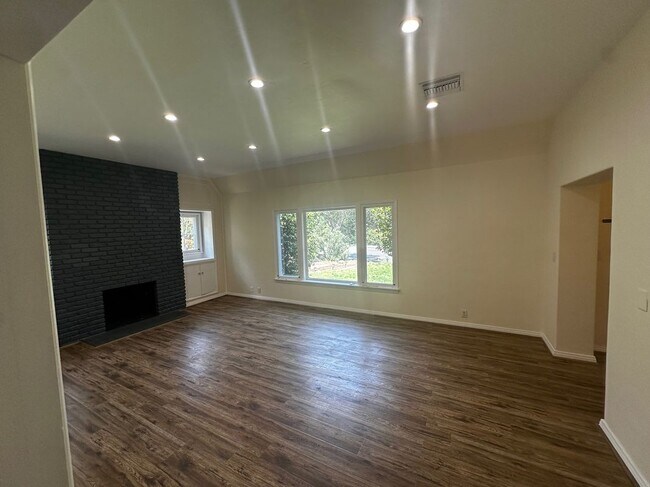 Building Photo - 2151 N Altadena Dr