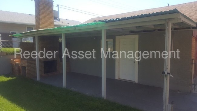 Foto del edificio - 3 bed, 2 bath, 2 kitchens single family home