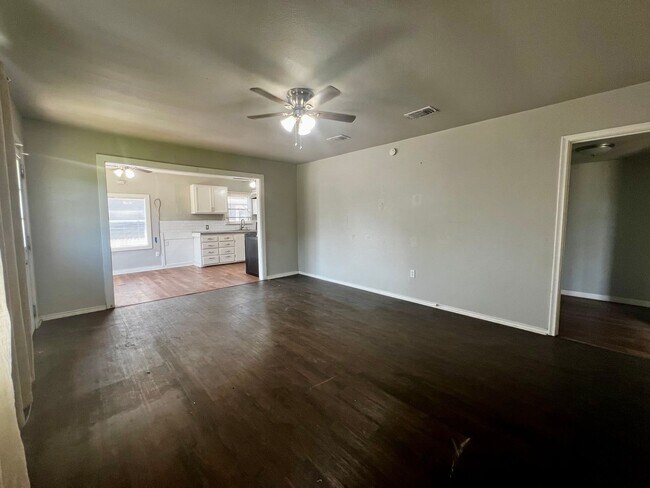Building Photo - Charming 3 Bedroom Home