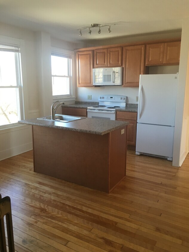 Counter top on island allows for "casual eat in kitchen" - 1538 Congress St