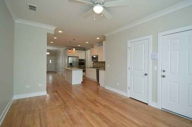 Building Photo - 4145 N Oakley Ave