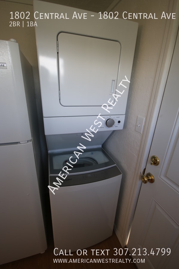 Building Photo - Nice ground level apartment