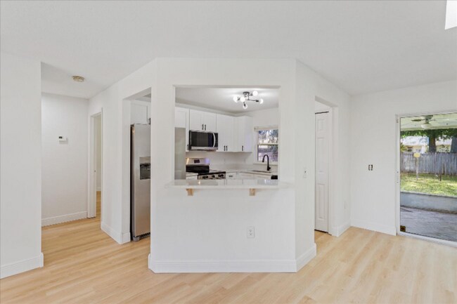 Building Photo - 311 Pine Tree Dr