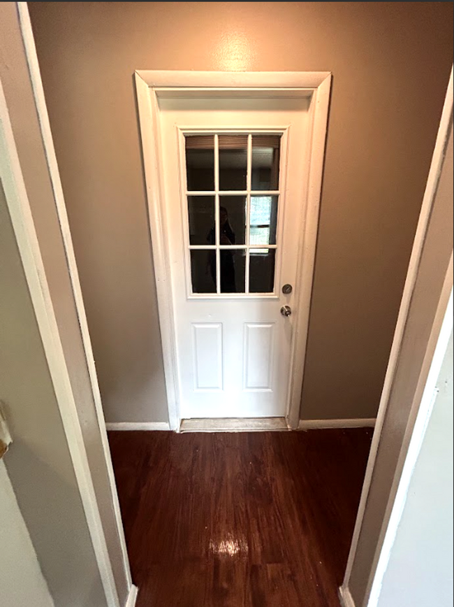 Building Photo - Spacious 3 Bedroom House