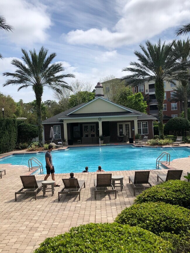 Foto del edificio - 4480 Deerwood Lake Pkwy