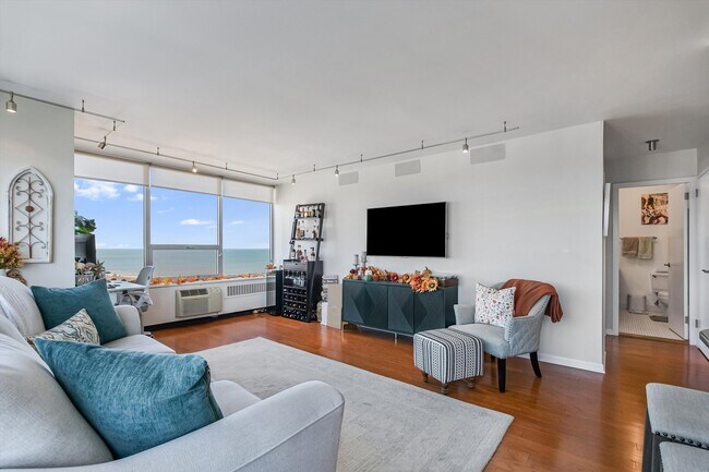 Building Photo - 70 W Burton Pl