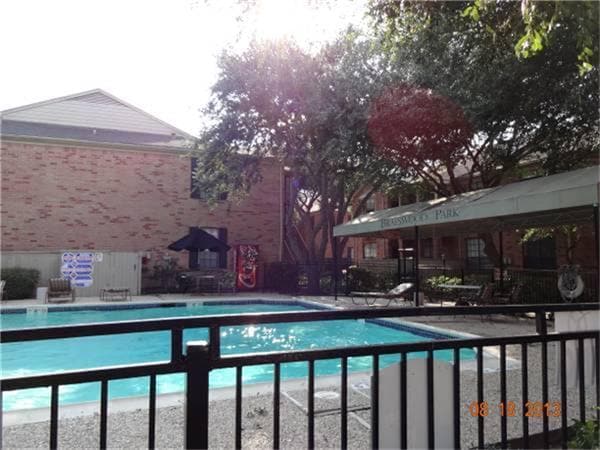 Building Photo - 2255 Braeswood Park Dr