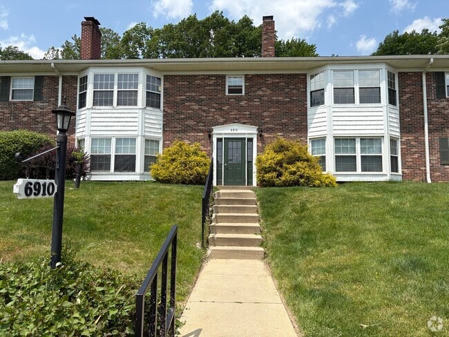 Building Photo - 6910 Carriage Hill Dr
