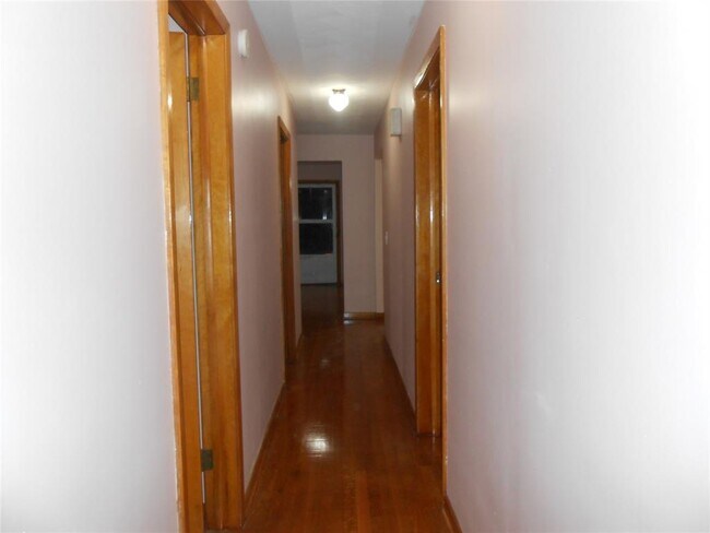 Building Photo - 133 Harry L Dr