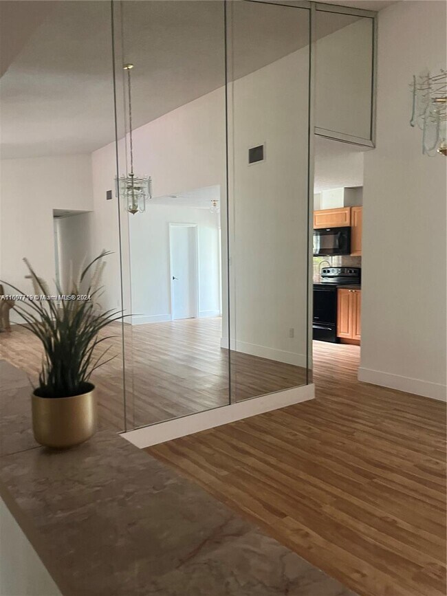 Foto del edificio - 9920 SW 8th St