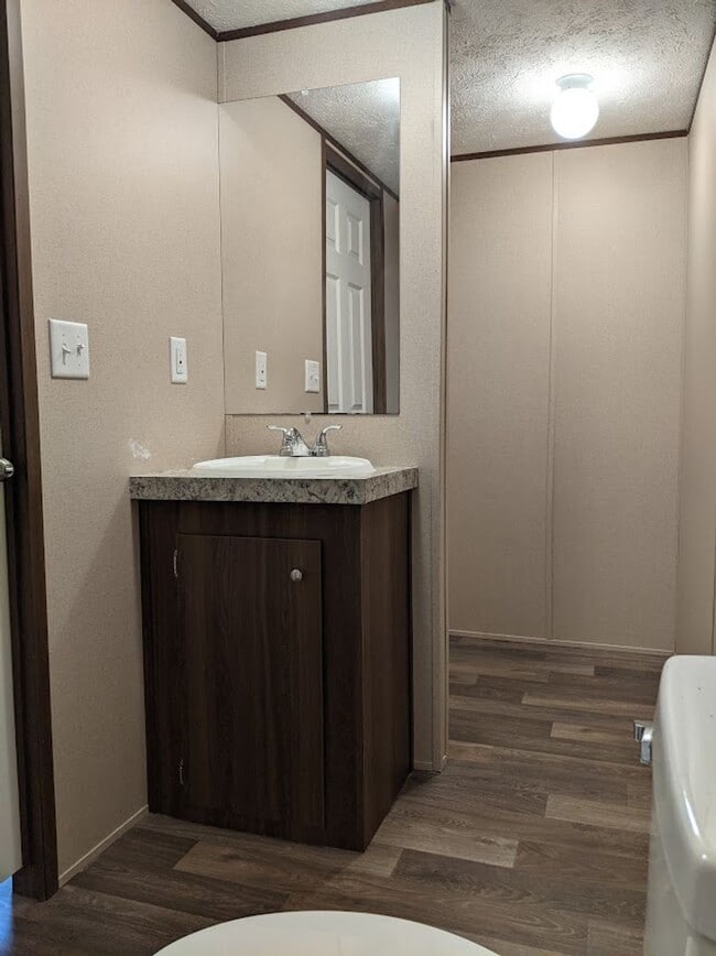 Building Photo - Newer mobile home with 3 bedrooms & 2 full...