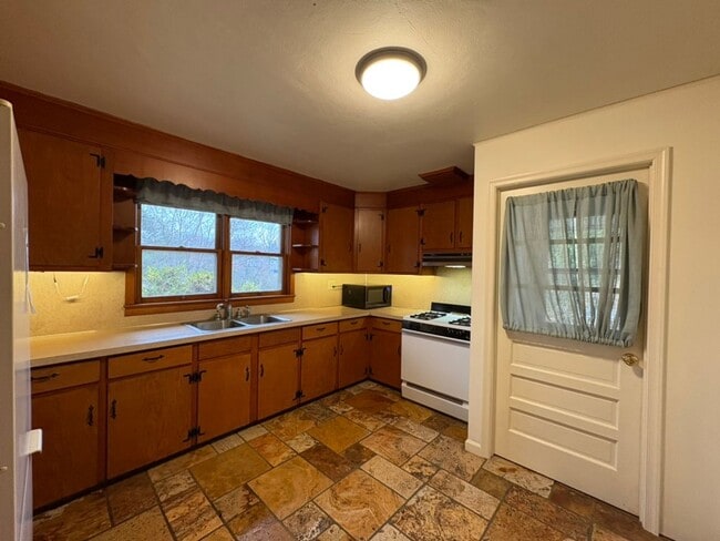 Building Photo - Solid Brick Rancher in Greencastle