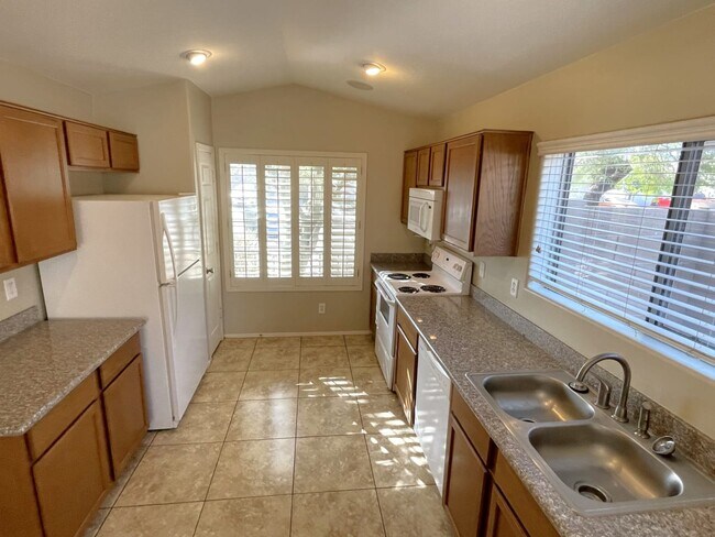 Building Photo - 2428 W Tamarisk Ave