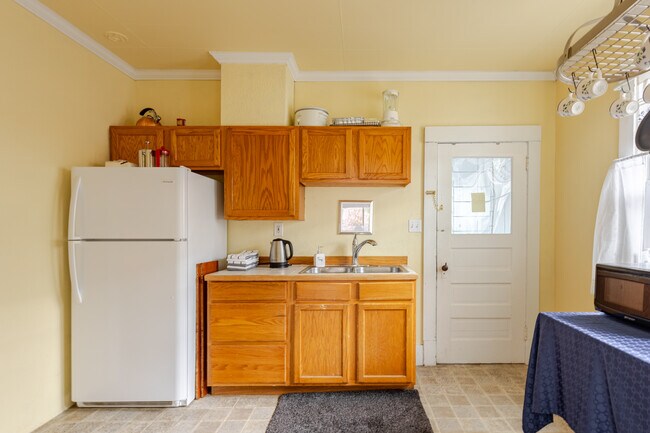 Foto del edificio - Charming 2-Bedroom Home Near Downtown Bellingham – Private Yard & Cozy Living