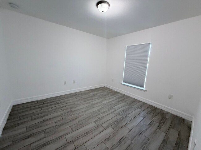 Building Photo - First Month's FREE !!! 2/2 plus Bonus Room with lawn care included
