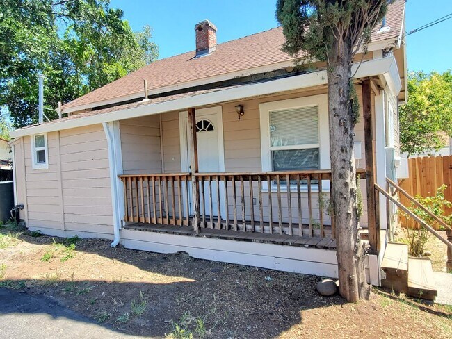 Foto del edificio - Charming duplex available Oct 15th.