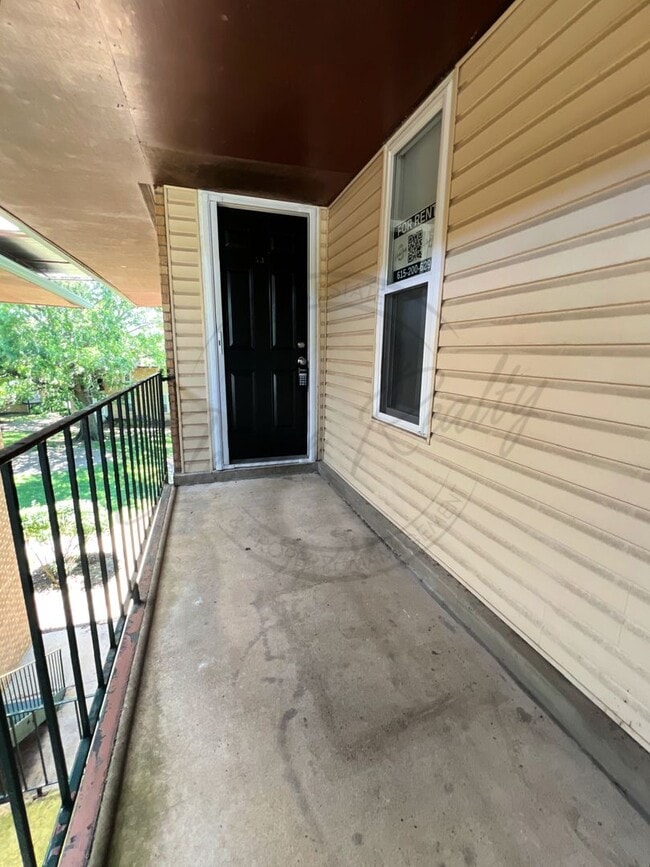 Building Photo - Bright and Airy Second-Floor Apartment with Upgrades and Pet Friendly!