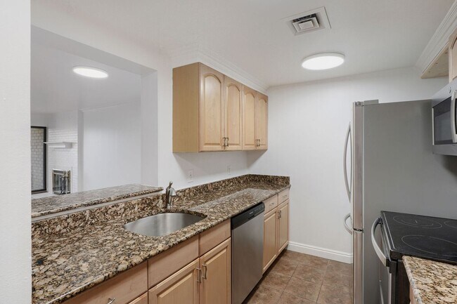 Foto del edificio - SPACIOUS 2Bd/1BA Condo- Cap Hill Neighborhood! Available NOW!