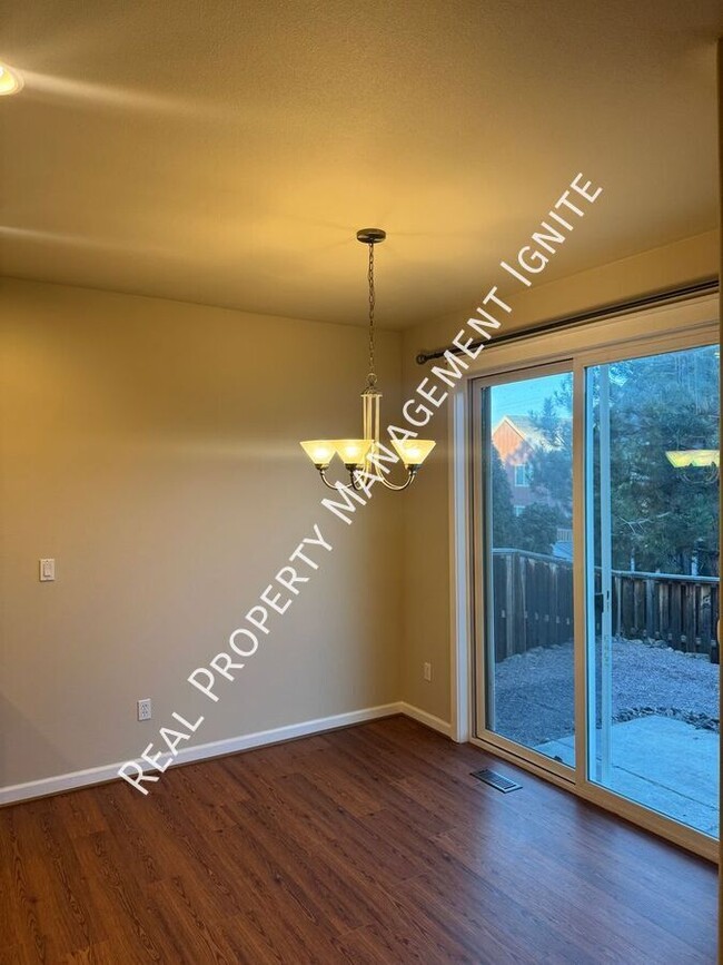 Building Photo - Very Clean & Updated 3 Bedroom Home