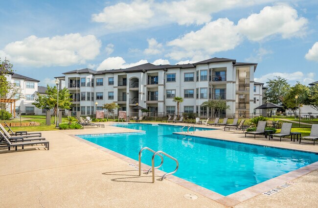 Resort-Style Pool - Villas at River Park West